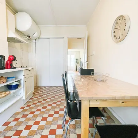 Apartment #gf The Beret Next To The Train Station Et Gem *