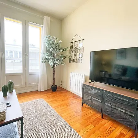 Appartement #gf The Beret Next To The Train Station Et Gem