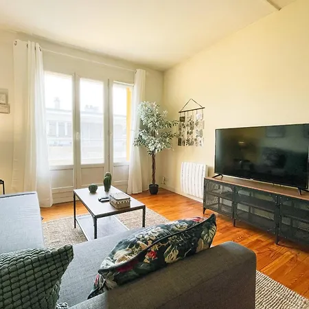 Appartement #gf The Beret Next To The Train Station Et Gem