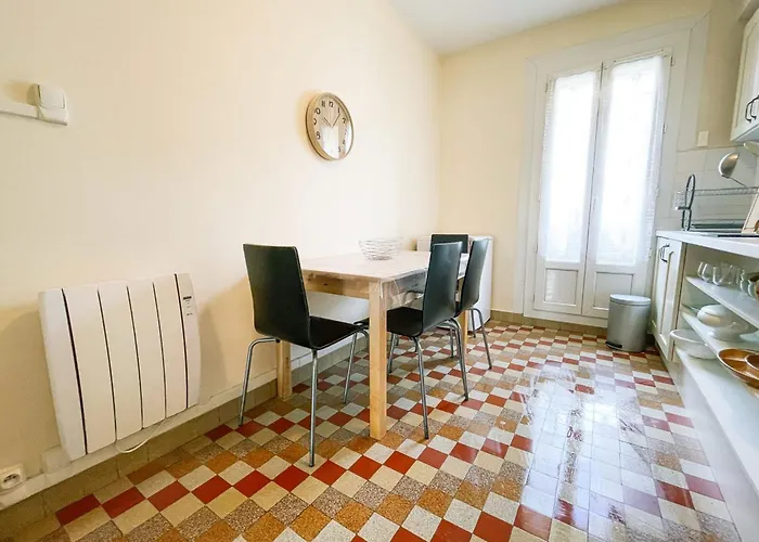 #gf The Beret Next To The Train Station Et Gem