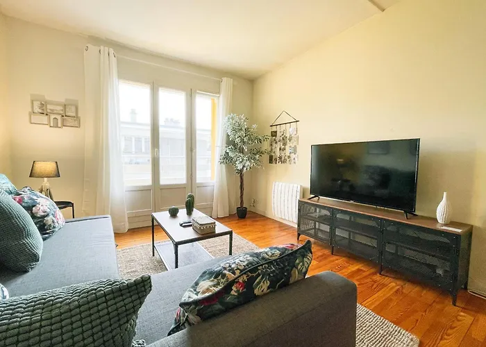 Appartement #gf The Beret Next To The Train Station Et Gem